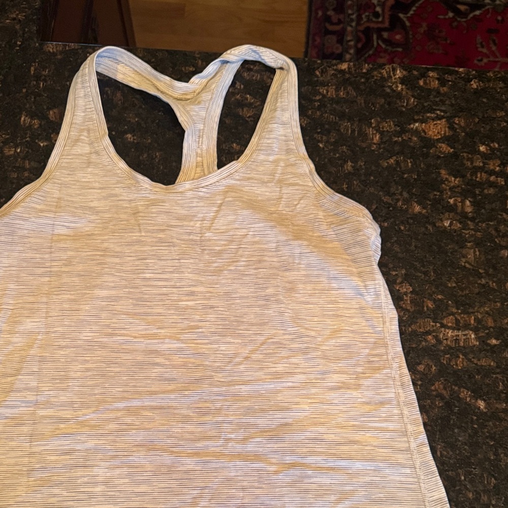 women's size 10/12 Lululemon racer back tank top. In excellent condition